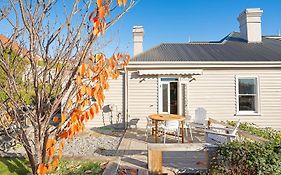 Rose Cottage - Charming Haven Near Cbd & Waterfront